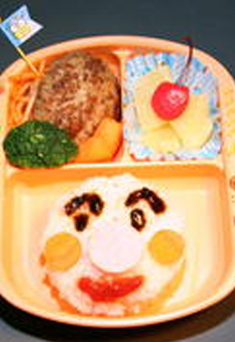 お子様に大人気、キャラクター給食も取り扱います。