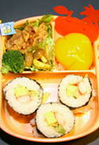 季節の行事を大事に。太巻きを中心とした給食。